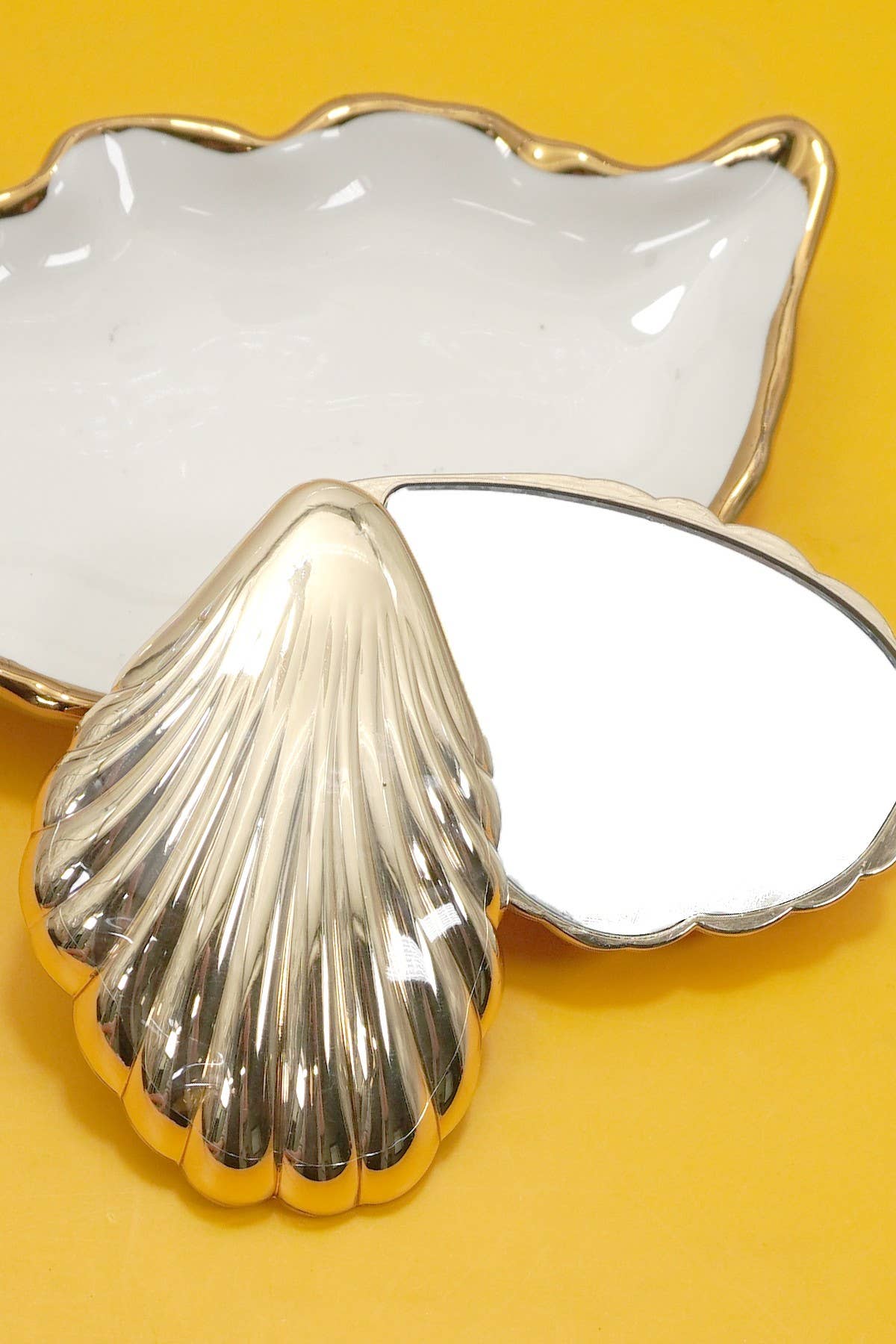 Metallic High-Shine Scallop Shell Compact Mirror