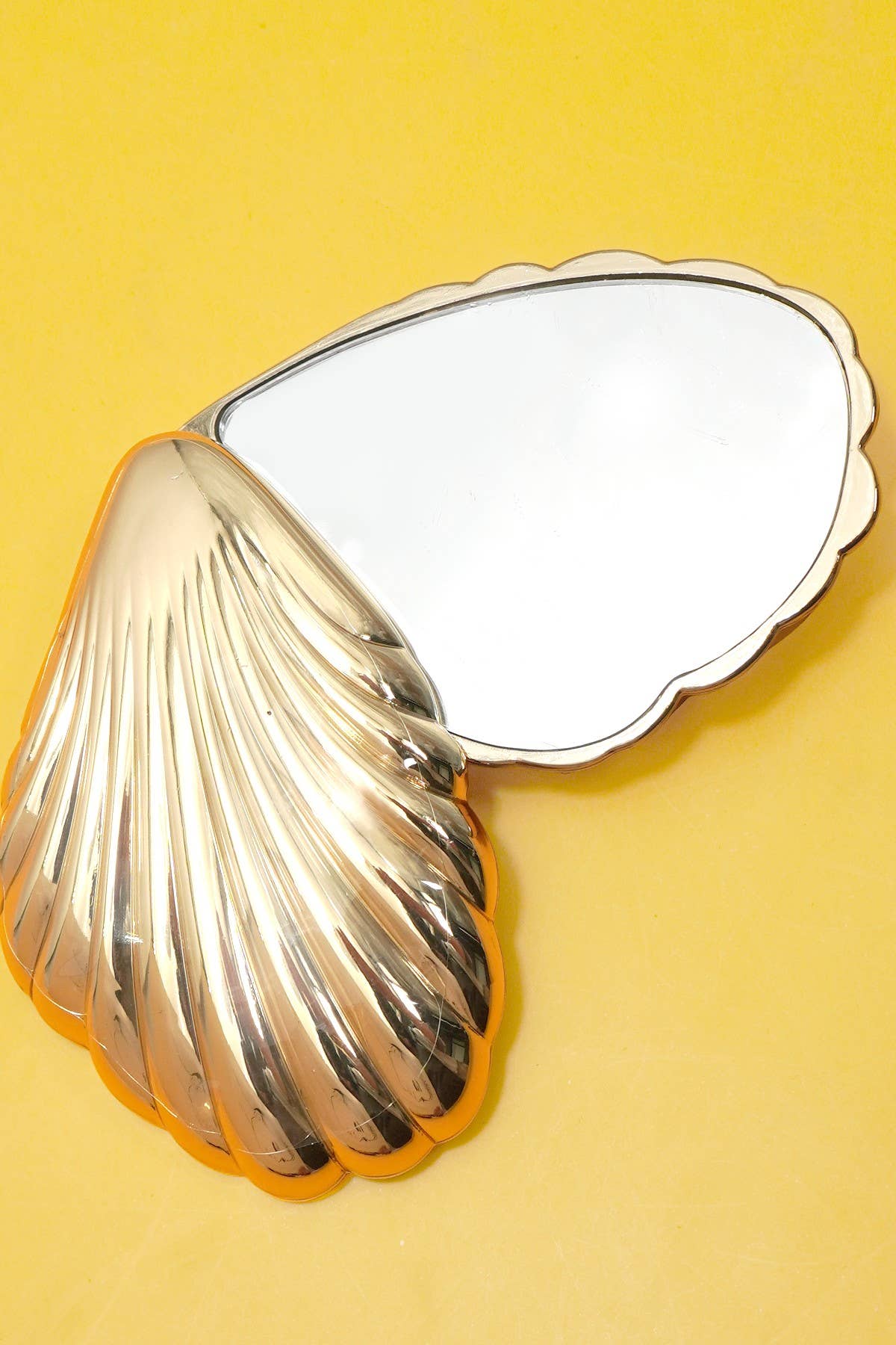 Metallic High-Shine Scallop Shell Compact Mirror
