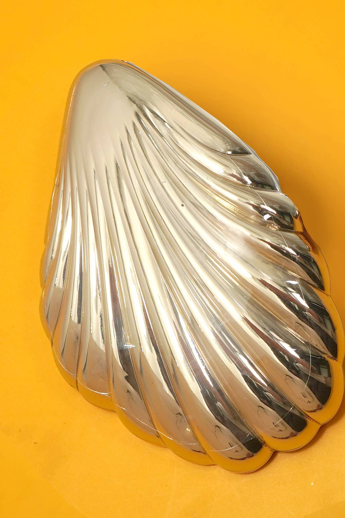 Metallic High-Shine Scallop Shell Compact Mirror